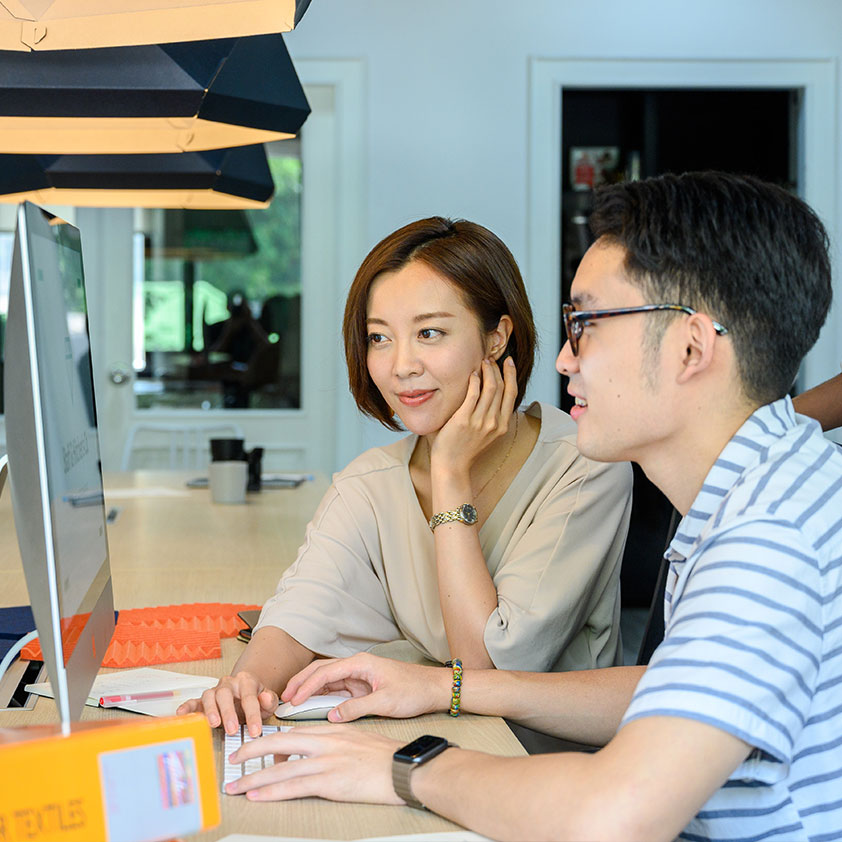 The best value proposition examples man and woman at a computer